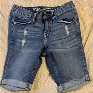 Distressed Bermuda shorts